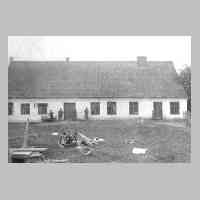 050-0004 Das Wohnhaus der Familie Gudde in Koddien im 1. Weltkrieg. Alle Stallgebaeude waren zerstoert..jpg